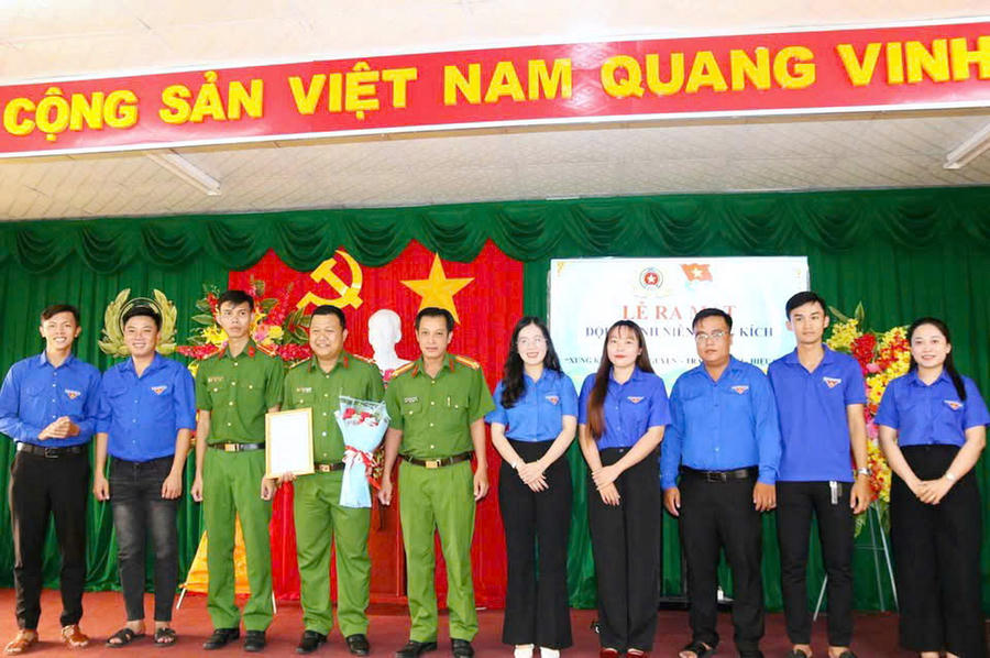 Đoàn Thanh niên Công an xã Thới Bình ra mắt Đội Thanh niên xung kích - Vì Nhân dân phục vụ ngày 1/7.
