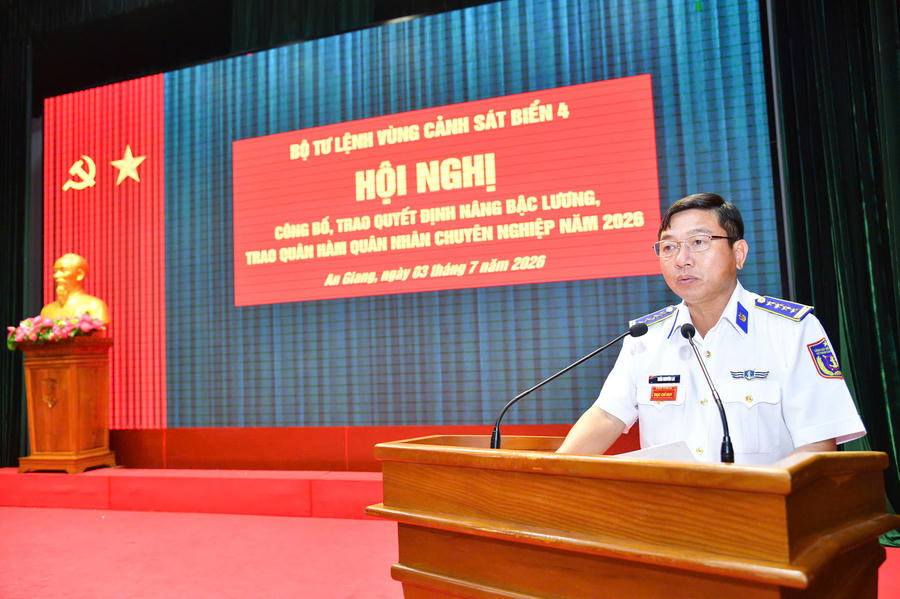 Đại tá Trần Nguyên Lai - Phó Tư lệnh, Tham mưu trưởng Bộ Tư lệnh Vùng Cảnh sát biển 4 phát biểu tại Hội nghị.