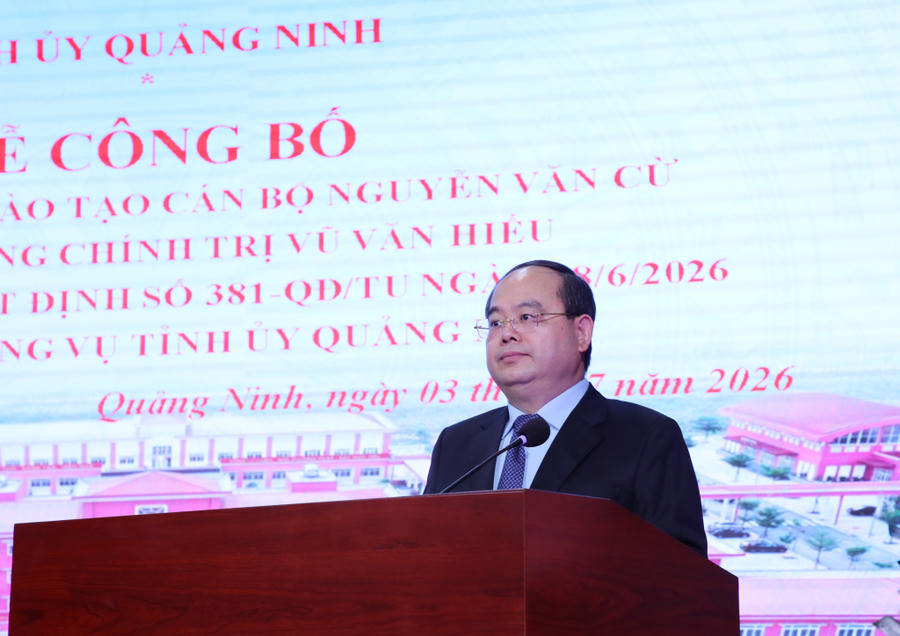 Ông Quản Minh Cường, Ủy viên Trung ương Đảng, Bí thư Tỉnh ủy, Trưởng Đoàn ĐBQH tỉnh, phát biểu chỉ đạo tại buổi lễ.