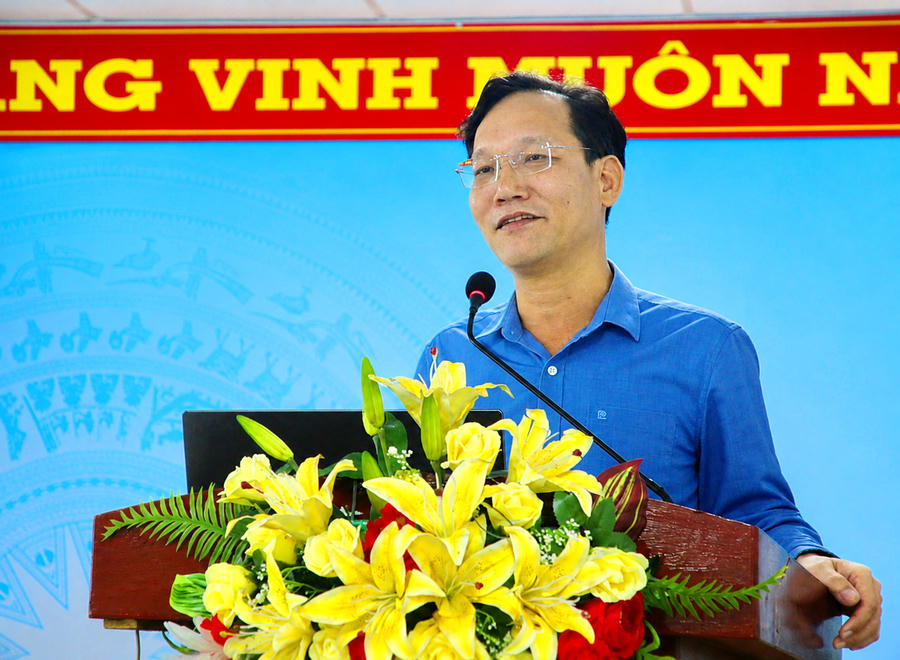 Ông Đỗ Hồng Quang - Trưởng phòng Phổ biến, giáo dục pháp luật, Sở Tư pháp tỉnh Cà Mau, giới thiệu các quy định và chính sách hỗ trợ pháp lý dành cho doanh nghiệp nhỏ và vừa, hộ kinh doanh.