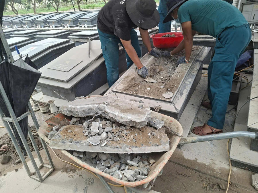 Ban Chỉ huy quân sự phường Trảng Bom phối hợp với các cơ quan chức năng khai quật mộ, lấy mẫu hài cốt liệt sĩ để giám định ADN.