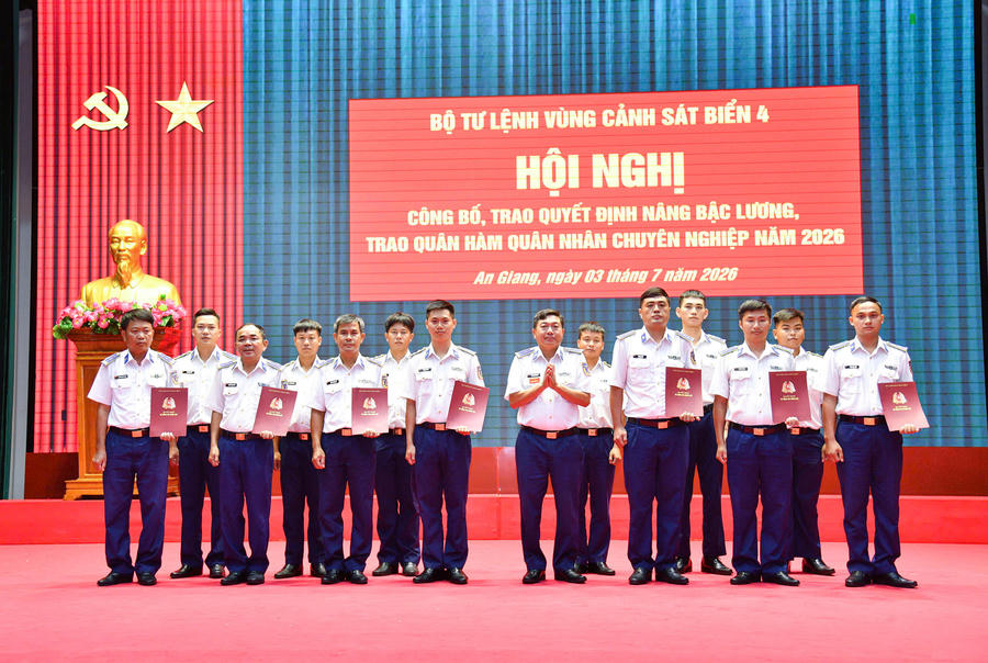 Đại tá Trần Nguyên Lai - Phó Tư lệnh, Tham mưu trưởng Bộ Tư lệnh Vùng Cảnh sát biển 4 trao quyết định nâng bậc lương cho các đồng chí QNCN cấp úy, cấp tá.