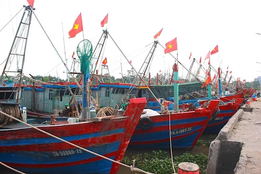 Tàu thuyền neo đậu tại Cảng cá Tân Sơn (xã Thái Thuỵ, Hưng Yên). Ảnh: Vietnamnet