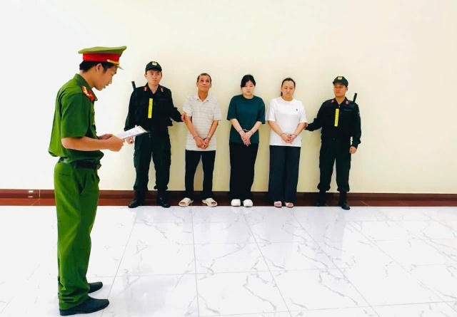 Từ trái qua phải, đối tượng Đặng Ngọc Minh, Lý Ngọc Tuyết và Lý Ngọc Thu. Ảnh: CA TP HCM.
