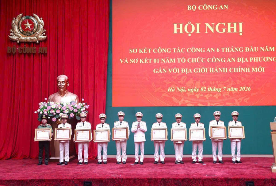 Thiếu tướng Nguyễn Đức Hải, Ủy viên Ban Thường vụ Thành ủy, Bí thư Đảng ủy, Giám đốc Công an TP Đồng Nai đã được trao tặng Huân chương Bảo vệ Tổ quốc hạng Ba.