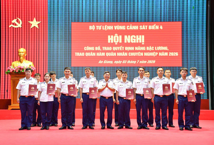Đại tá Trần Nguyên Lai - Phó Tư lệnh, Tham mưu trưởng Bộ Tư lệnh Vùng Cảnh sát biển 4 trao quyết định nâng bậc lương cho các đồng chí QNCN cấp úy, cấp tá.