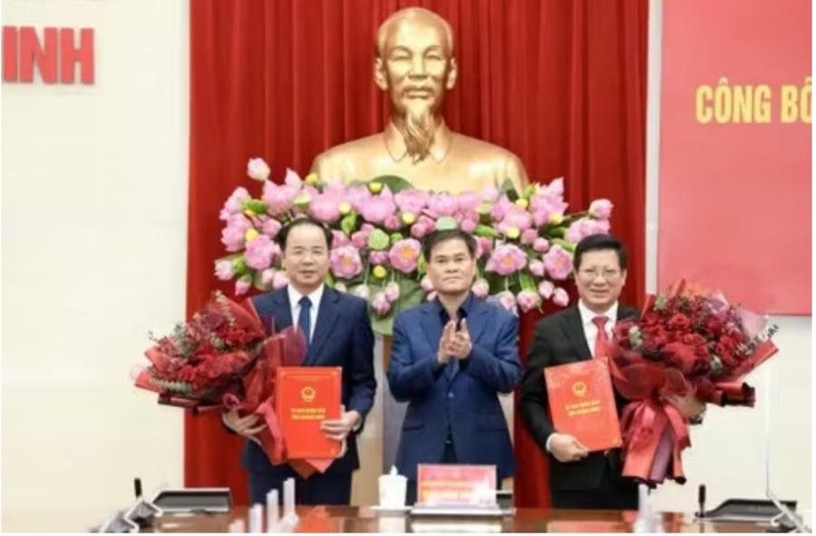 Chủ tịch UBND tỉnh Quảng Ninh Bùi Văn Khắng trao quyết định và tặng hoa chúc mừng 2 giám đốc sở vừa được bổ nhiệm. Chủ tịch UBND tỉnh Quảng Ninh Bùi Văn Khắng trao quyết định và tặng hoa chúc mừng 2 giám đốc sở vừa được bổ nhiệm.