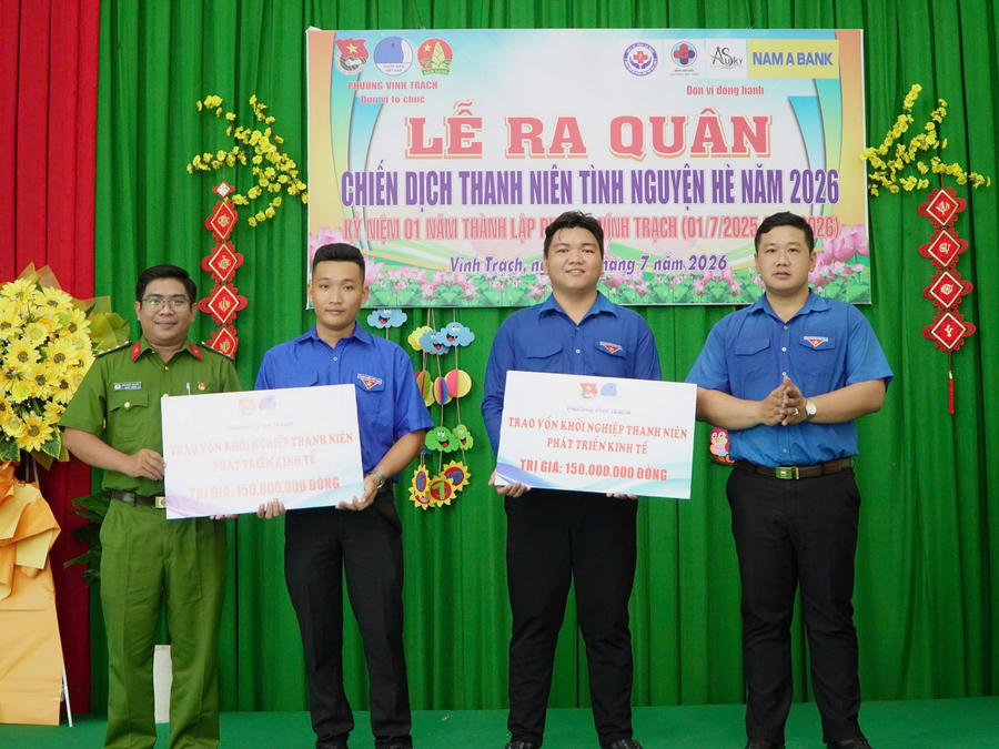 Đoàn Thanh niên Công an phường Vĩnh Trạch tiếp nhận kinh phí hỗ trợ triển khai các hoạt động trong Chiến dịch Thanh niên tình nguyện hè năm 2026.