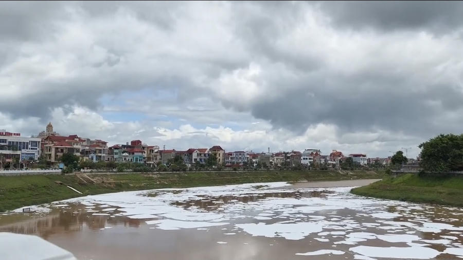 Người dân phát hiện bọt phủ trắng xóa một khúc sông Kỳ Cùng, đoạn qua P.Đông Kinh, Lạng Sơn. Người dân phát hiện bọt phủ trắng xóa một khúc sông Kỳ Cùng, đoạn qua P.Đông Kinh, Lạng Sơn.