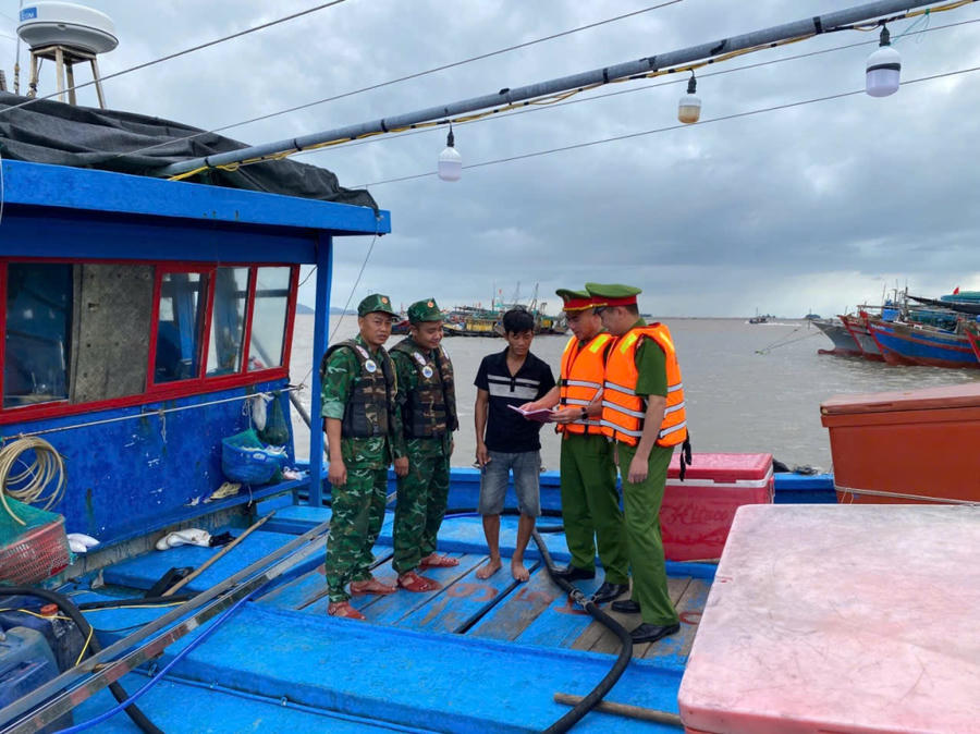 Lực lượng chức năng phường Móng Cái 2, chủ động tuyên truyền ngư dân về nơi tránh trú bão an toàn.