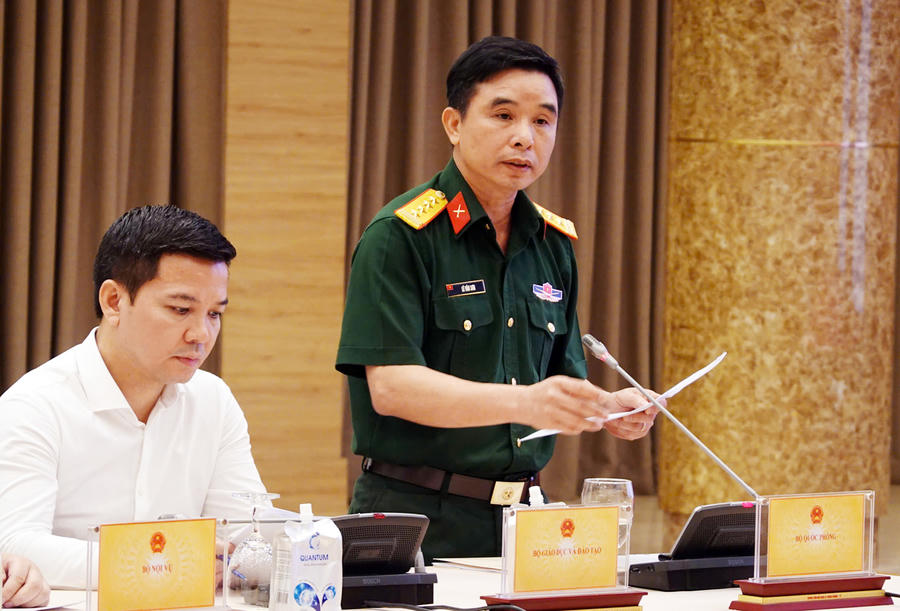 Đại tá Lê Văn Sơn, Phó Cục trưởng Cục Chính sách xã hội (Tổng cục Chính trị - Bộ Quốc phòng).