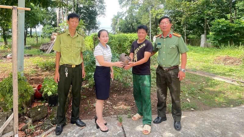 Người dân giao nộp động vật hoang dã quý hiếm cho lực lượng chức năng. 