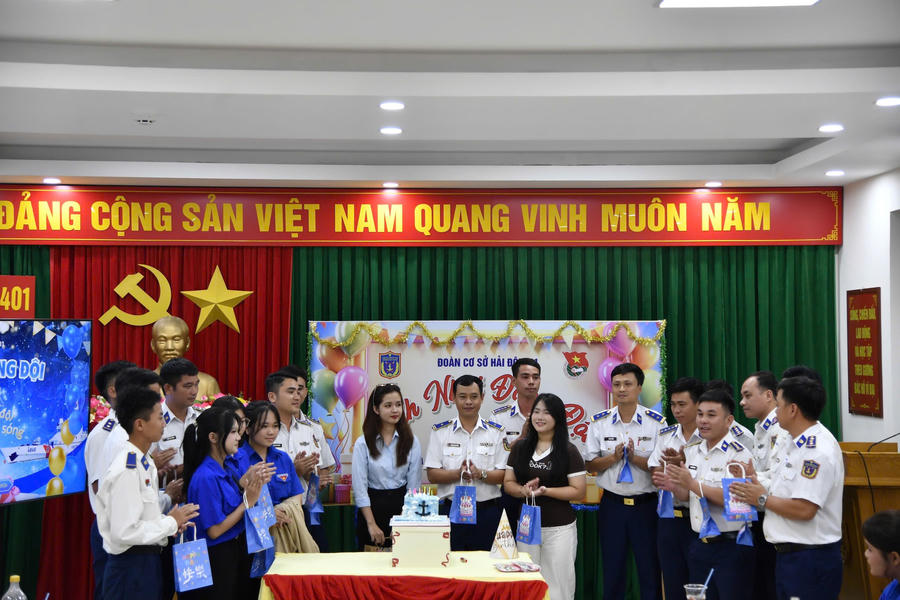 Cán bộ, chiến sĩ, Hải đội 401 và Đoàn thanh niên Trường THPT An Thới thổi nến chúc mừng sinh nhật đồng đội.