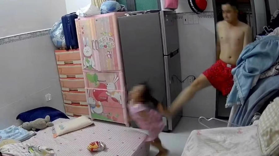 Hình ảnh bé gái bị chồng hờ của mẹ đánh đập