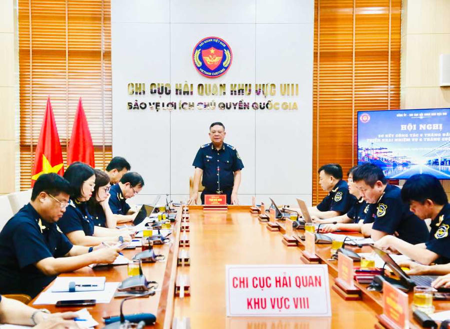 Ông Phạm Quốc Hưng, Bí thư Đảng ủy, Chi cục trưởng Chi cục Hải quan khu vực VIII, phát biểu ý kiến chỉ đạo tại hội nghị. Ông Phạm Quốc Hưng, Bí thư Đảng ủy, Chi cục trưởng Chi cục Hải quan khu vực VIII, phát biểu ý kiến chỉ đạo tại hội nghị.