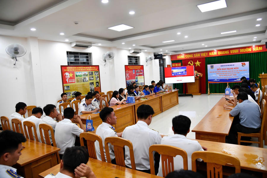Quang cảnh Diễn đàn thanh niên xung kích thực hiện Chỉ thị 76 của Đoàn cơ sở Hải đội 401. (Ảnh: Văn Đậm)
