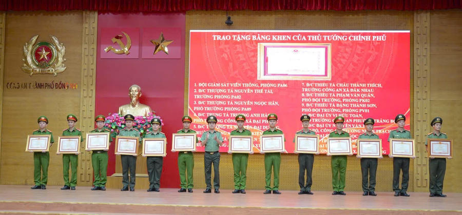 Trung tá Trương Anh Hào, Phó Trưởng Công an xã Đại Phước, Công an TP Đồng Nai vinh dự được nhận Bằng khen của Thủ tướng Chính phủ.