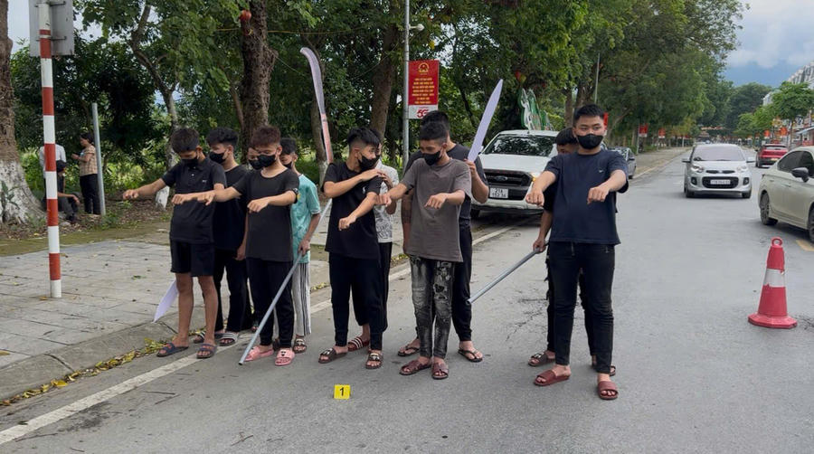 Lực lượng Công an đưa các đối tượng đến hiện trường để thực nghiệm điều tra, làm rõ diễn biến vụ việc gây rối trật tự công cộng xảy ra trên địa bàn phường Trung Tâm. (Ảnh: CA Lào Cai).