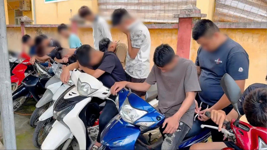 Các đối tượng cùng phương tiện trong trong vụ án. (Ảnh: CA Lào Cai).