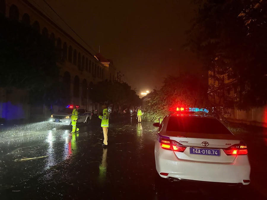 Lực lượng Đội CSGT đường bộ số 3, dầm mưa phân luồng, cảnh báo khu vực cây xanh gãy đổ trong bão số 1 tại Móng Cái.
