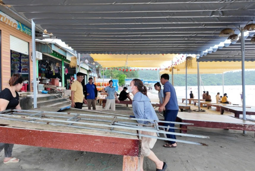Lực lượng cơ sở đã đến từng hộ dân hướng dẫn chằng chống nhà cửa, gia cố mái tôn, cắt tỉa cây xanh, kiểm tra hệ thống điện và chuẩn bị các điều kiện cần thiết để ứng phó với bão.