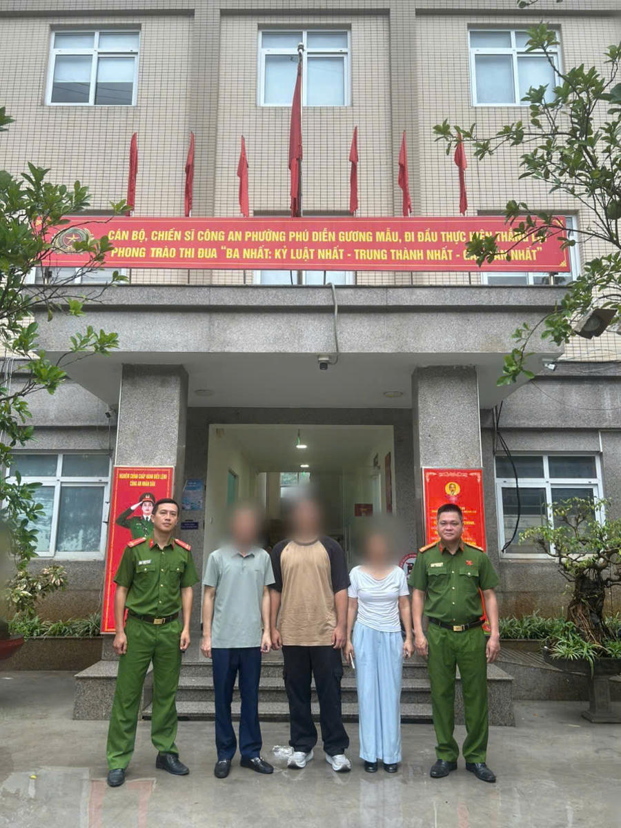 Công an phường Phú Diễn bàn giao anh N.C.Q.M cho gia đình.