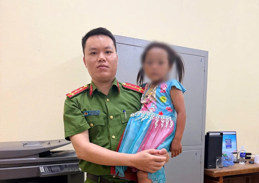 Lực lượng công an đã giải cứu cháu bé. (Ảnh: Tống Huệ - Lâm Bùi).
