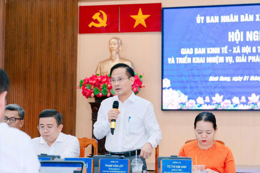 Ông Phạm Văn Lũy, Bí thư Đảng ủy, Chủ tịch HĐND xã Bình Hưng phát biểu tại hội nghị.