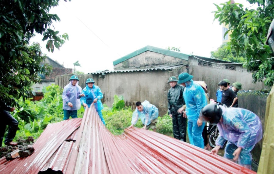 Lực lượng chức năng hỗ trợ người dân khắc phục nhà bị tốc mái do ảnh hưởng của bão số 1 tại Quảng Ninh. Lực lượng chức năng hỗ trợ người dân khắc phục nhà bị tốc mái do ảnh hưởng của bão số 1 tại Quảng Ninh.