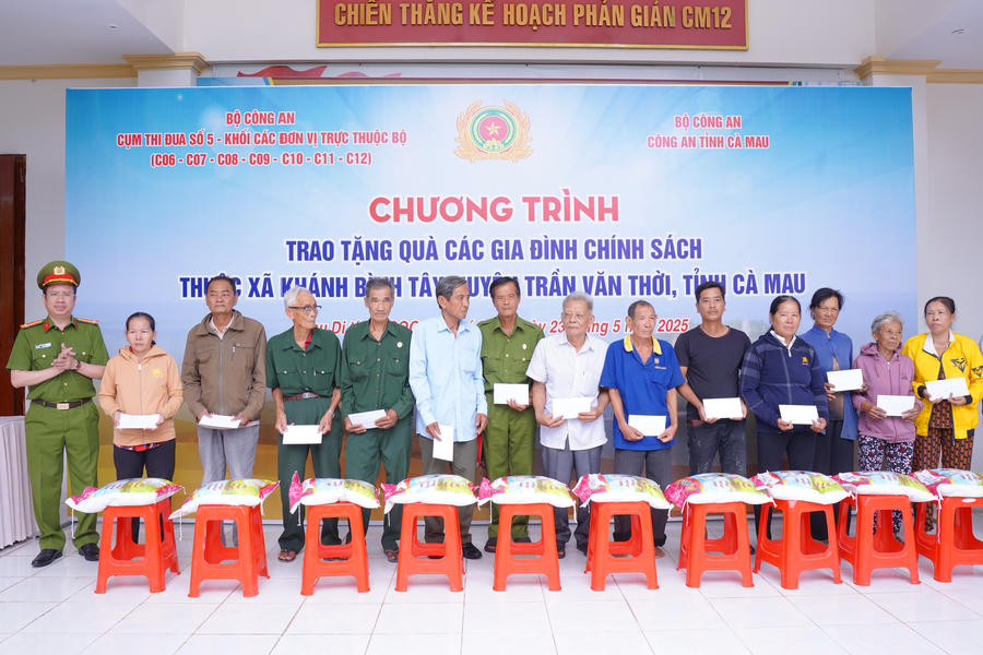 Cụm thi đua số 5, Bộ Công an tổ chức chương trình trao quà an sinh cho các gia đình chính sách tại Khu Di tích lịch sử quốc gia Hòn Đá Bạc.