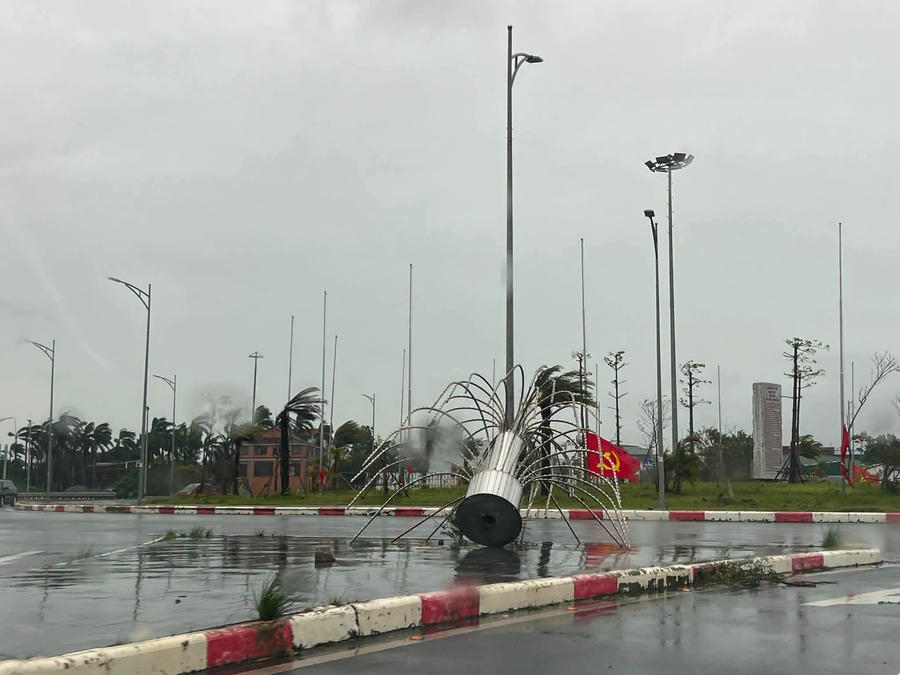Gió bão quật đổ hệ thống trang trí tại vòng xuyến khu vực cửa khẩu Móng Cái.