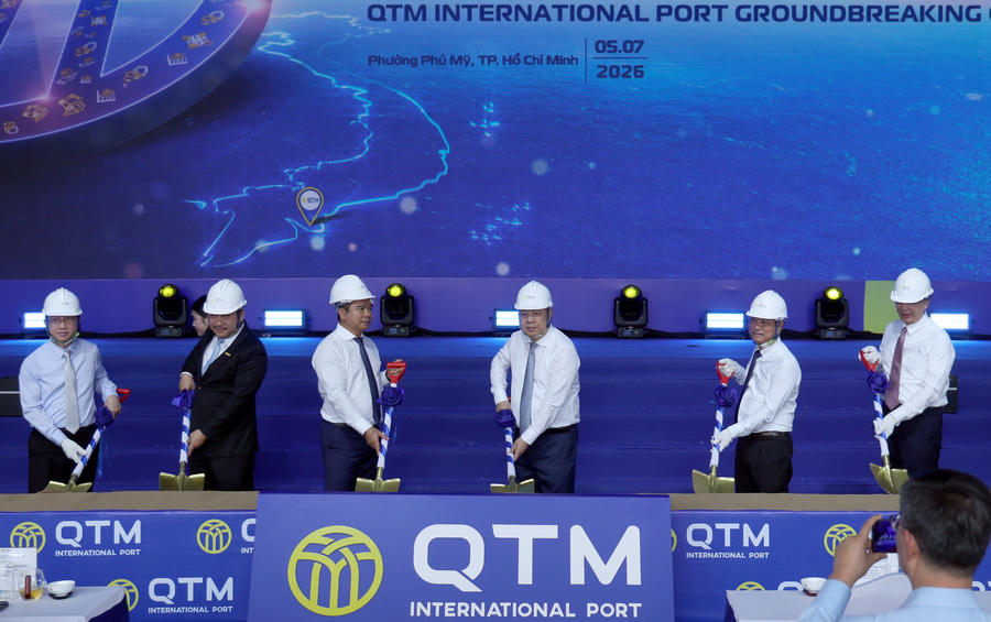 Phó Thủ tướng Thường trực Phạm Gia Túc cùng các đại biểu thực hiện nghi thức khởi công Cảng quốc tế QTM. (Ảnh: VGP/Phương Nguyên)