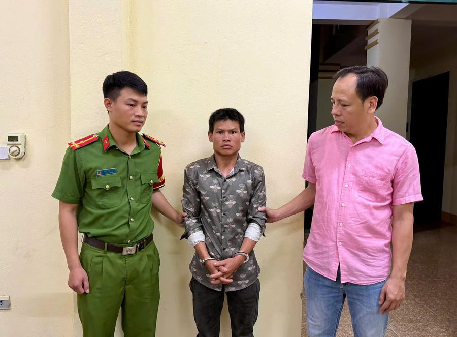 Đối tượng Hà Văn Tý tại cơ quan công an. (Ảnh: Tống Huệ - Lâm Bùi).