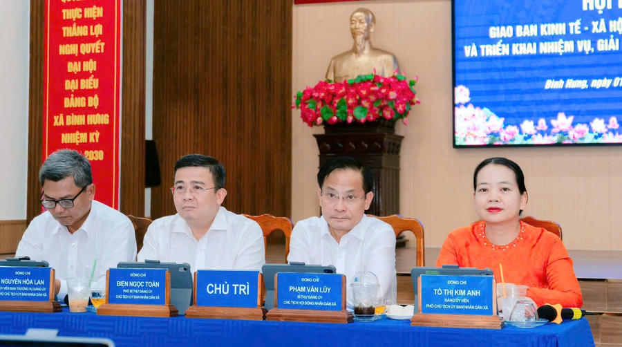 Lãnh đạo xã Bình Hưng tham dự hội nghị.