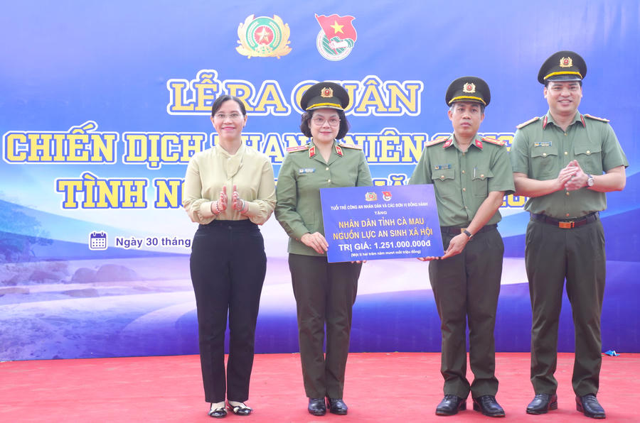 Thiếu tướng Ngô Hoài Thu - Phó Cục trưởng Cục Công tác chính trị, Bộ Công an trao bảng tượng trưng kinh phí hỗ trợ an sinh xã hội trị giá hơn 1,2 tỷ đồng cho Nhân dân xã Đá Bạc.