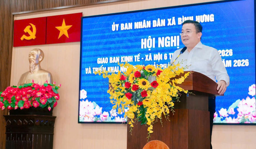 Ông Biện Ngọc Toàn, Chủ tịch UBND xã cùng các Phó Chủ tịch UBND xã Bình Hưng phát biểu tại hội nghị.