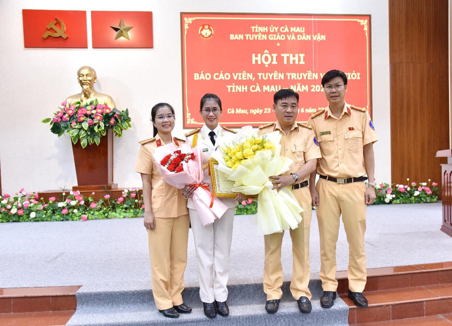 Ban Chỉ huy Phòng CSGT Công an tỉnh Cà Mau tặng hoa chúc mừng Trung tá Nguyễn Quỳnh Nga đạt giải Ba Hội thi Báo cáo viên, tuyên truyền viên giỏi cấp tỉnh năm 2026.
