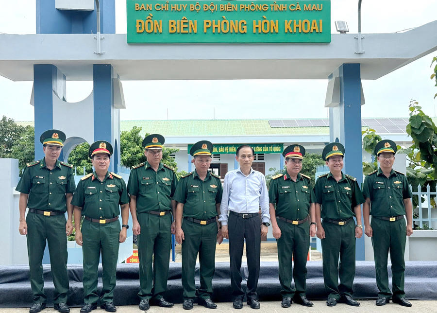 Ông Lê Hoài Trung và Trung tướng Nguyễn Bá Lực chụp ảnh lưu niệm cùng lãnh đạo Ban Chỉ huy BĐBP tỉnh Cà Mau và Đồn BP Hòn Khoai.