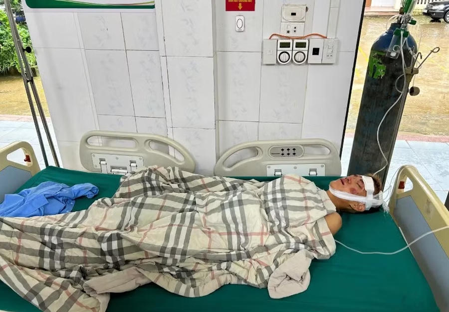 Nạn nhân bị nước lũ cuốn trôi được lực lượng Công an xã Mù Cang Chải kịp thời cứu hộ, đưa đến Trung tâm Y tế khu vực Mù Cang Chải cấp cứu, điều trị. (Ảnh: CAND).