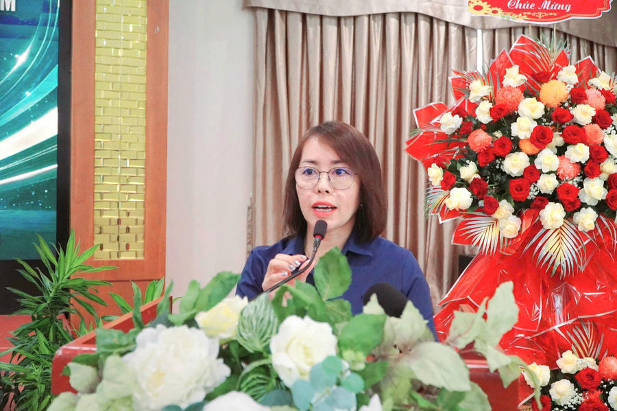 Bà Vũ Thị Diễm Thúy, Phó Chủ tịch Hiệp hội Du lịch An Giang, Chủ tịch Chi hội Du lịch đặc khu Kiên Hải phát biểu tại hội nghị.