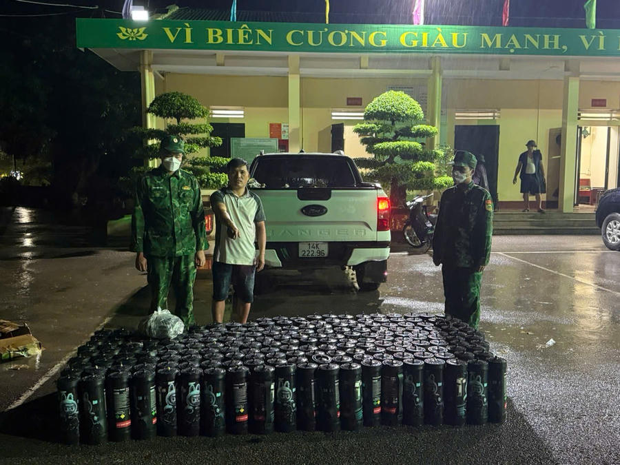 Lực lượng Biên phòng cửa khẩu Hoành Mô phát hiện, bắt giữ 200 bình khí cười vận chuyển trái phép trong đêm 5/7.