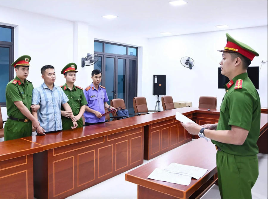 Cơ quan chức năng tống đạt quyết định tố tụng đối với Nguyễn Hà Duy. Ảnh: Công an Tuyên Quang
