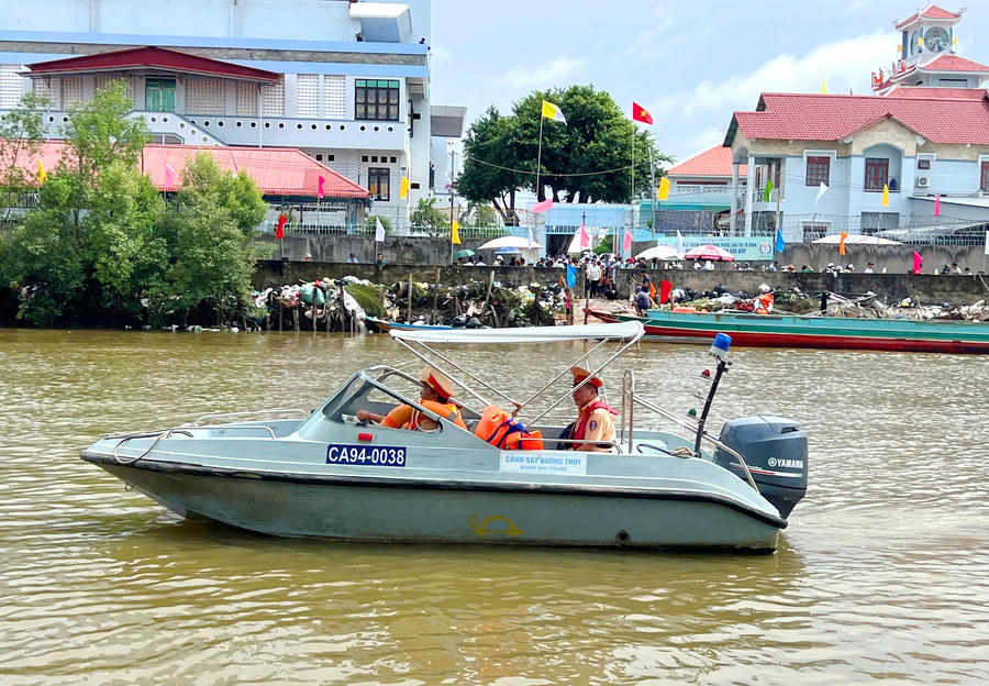 Lực lượng Cảnh sát giao thông đường thủy, Phòng CSGT Công an tỉnh Cà Mau kiểm tra, bảo đảm an toàn phục vụ Lễ tuyên phong Chân phước Linh mục Phanxicô Xaviê Trương Bửu Diệp.