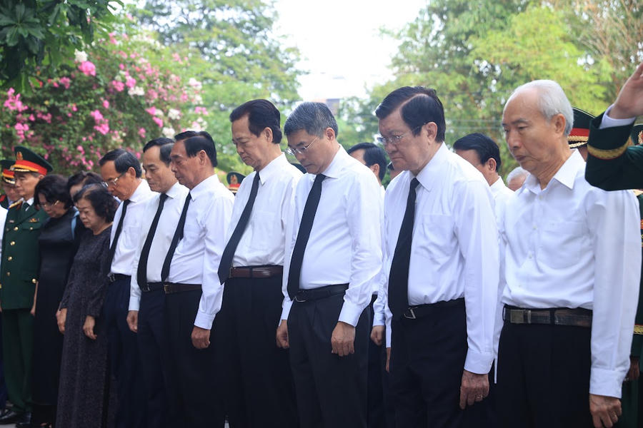 Thủ tướng Chính phủ Lê Minh Hưng và các đại biểu dành phút mặc niệm, bày tỏ lòng biết ơn vô hạn với các nhà lãnh đạo tiền bối, hàng triệu người con ưu tú của dân tộc tại Công viên Lê Thị Riêng - Ảnh: VGP
