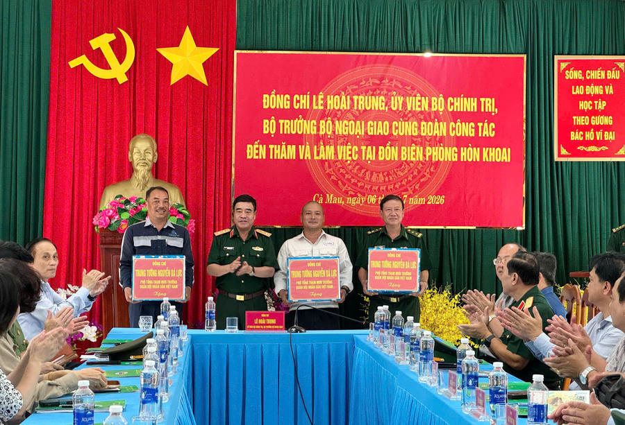 Trung tướng Nguyễn Bá Lực - Phó Tổng Tham mưu trưởng Quân đội nhân dân Việt Nam (thứ hai từ trái sang) trao quà của Bộ Quốc phòng tặng các đơn vị, lực lượng và công nhân đang làm nhiệm vụ trên đảo Hòn Khoai.
