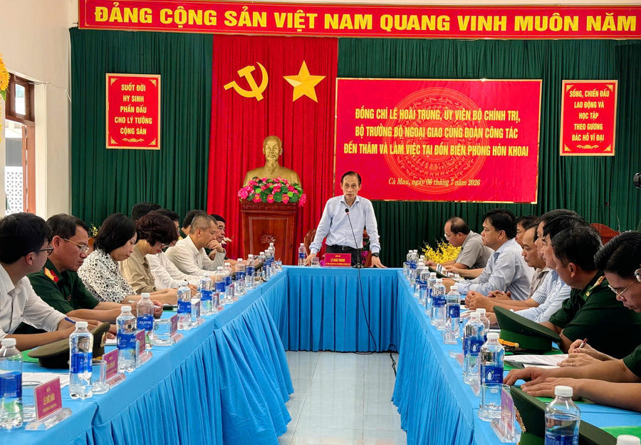 Bộ trưởng Bộ Ngoại giao Lê Hoài Trung ghi nhận, biểu dương nỗ lực của cán bộ, chiến sĩ, các lực lượng và người lao động đang công tác trên đảo Hòn Khoai.