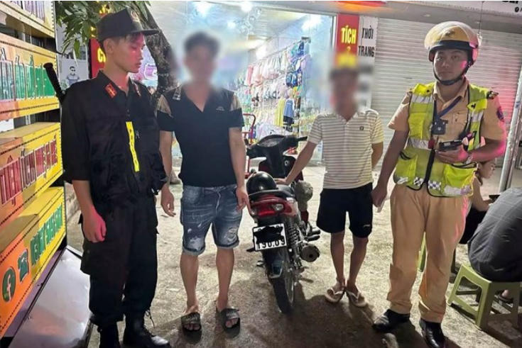 Nam thanh niên điều khiển xe máy vi phạm tới 6 lỗi giao thông. Ảnh: Công an tỉnh Phú Thọ