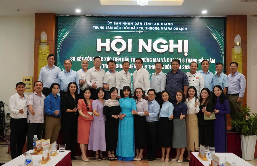 Các đại biểu chụp ảnh lưu niệm.