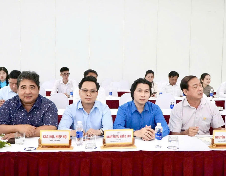 Các đại biểu tham dự Hội nghị.