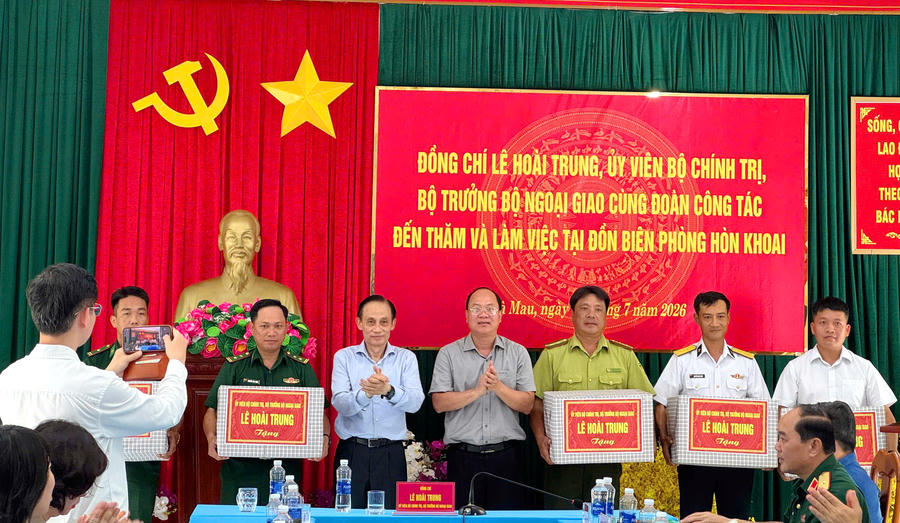 Ông Lê Hoài Trung - Bộ trưởng Bộ Ngoại giao (thứ ba từ trái sang) và ông Nguyễn Hồ Hải - Bí thư Tỉnh ủy Cà Mau tặng quà các cán bộ, chiến sĩ, công nhân và người lao động tiêu biểu đang kiên cường bám trụ trên đảo Hòn Khoai.